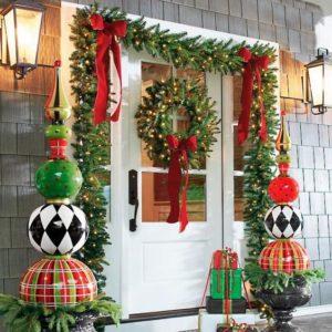 come decorare la porta d'ingresso per natale