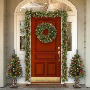 come decorare la porta d'ingresso per natale