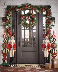 come decorare la porta d'ingresso per natale