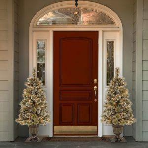 come decorare la porta d'ingresso per natale