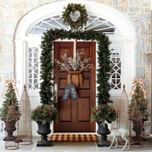 come decorare la porta d'ingresso per natale