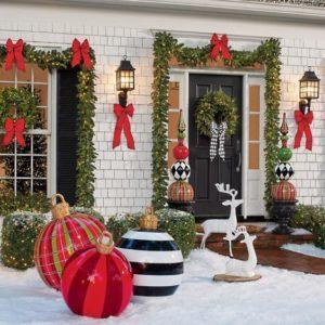 come decorare la porta d'ingresso per natale