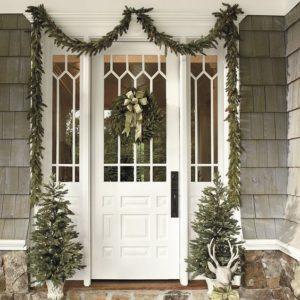 come decorare la porta d'ingresso per natale