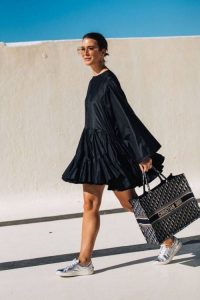 outfit sneakers per abbinarle con stile